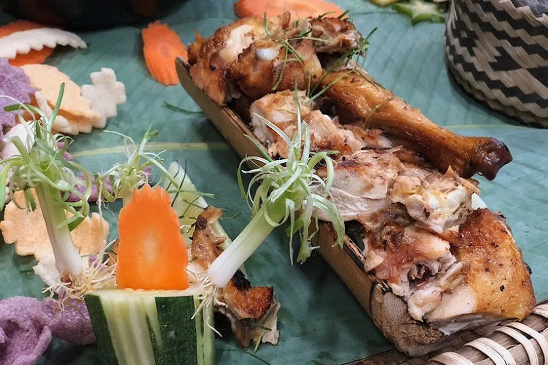 Cơm lam gà nướng Buôn Ma Thuột bày trong ống tre — nhà hàng Buôn Mê quận 10